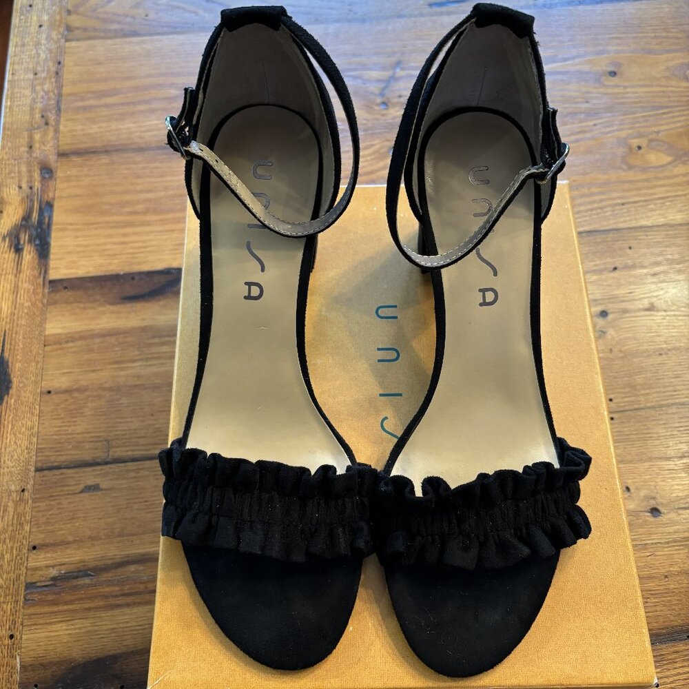 Unisa black pumps